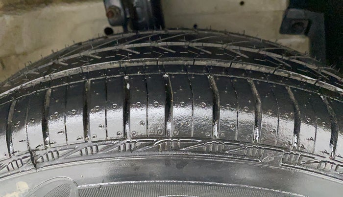 2014 Maruti Swift VXI, CNG, Manual, 44,012 km, Right Front Tyre Tread