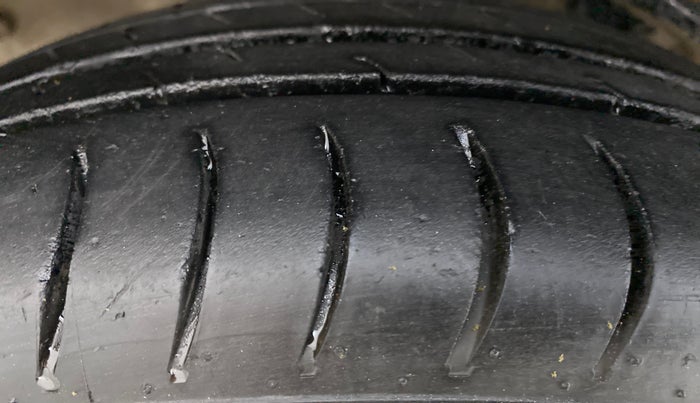 2014 Maruti Alto 800 LXI CNG, CNG, Manual, 70,002 km, Left Front Tyre Tread