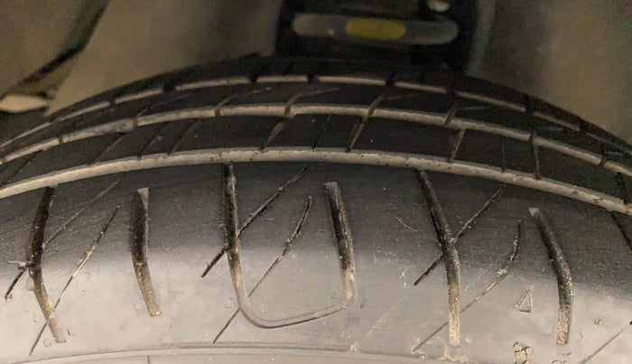 2018 Toyota Innova Crysta 2.8 GX AT 8 STR, Diesel, Automatic, 72,336 km, Right Front Tyre Tread