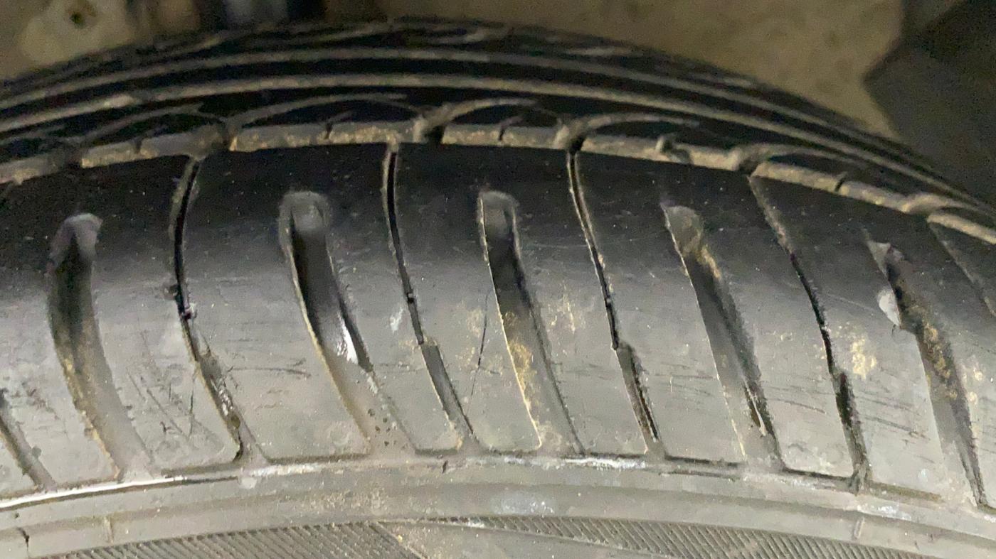 2011 Hyundai i20 SPORTZ (O) 1.2, Petrol, Manual, 32,464 km, Right Front Tyre Tread