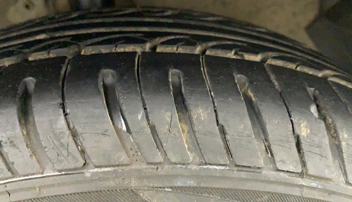 2011 Hyundai i20 SPORTZ (O) 1.2, Petrol, Manual, 32,464 km, Right Front Tyre Tread