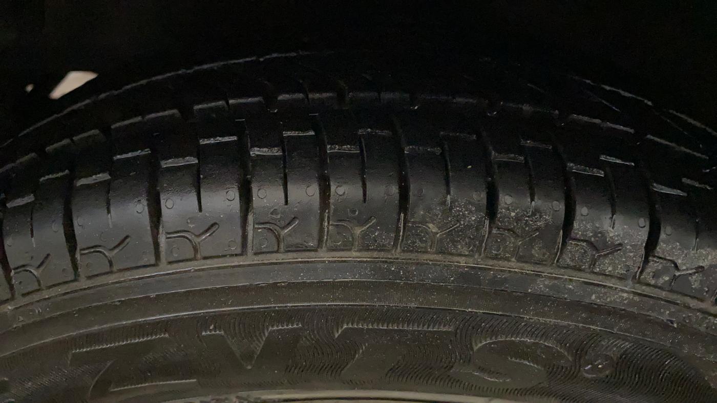 2015 Hyundai Eon ERA +, Petrol, Manual, 55,997 km, Left Front Tyre Tread