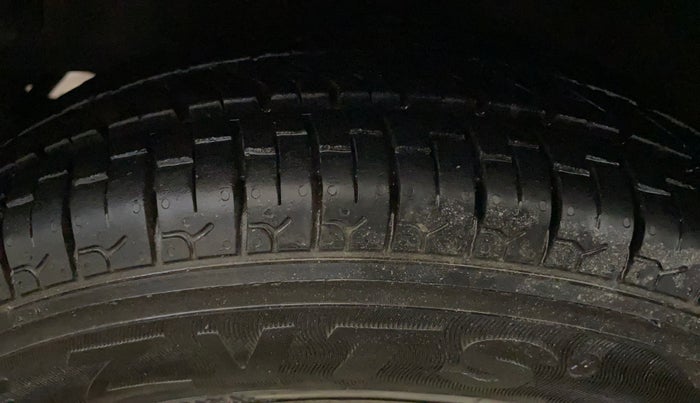 2015 Hyundai Eon ERA +, Petrol, Manual, 55,997 km, Left Front Tyre Tread