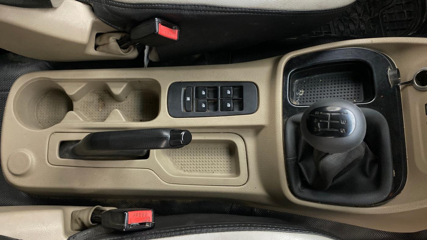 2023 Mahindra BOLERO NEO N 8, Diesel, Manual, 1,32,564 km, Gear Lever