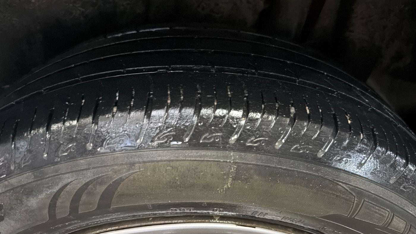 2022 Maruti BREZZA VXI AT SMART HYBRID, Petrol, Automatic, 46,162 km, Left Rear Tyre Tread