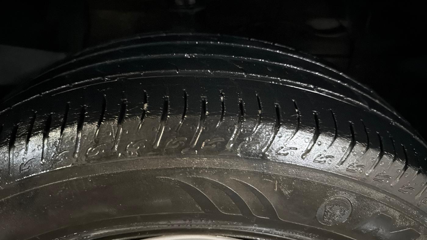 2022 Maruti BREZZA VXI AT SMART HYBRID, Petrol, Automatic, 46,162 km, Right Front Tyre Tread