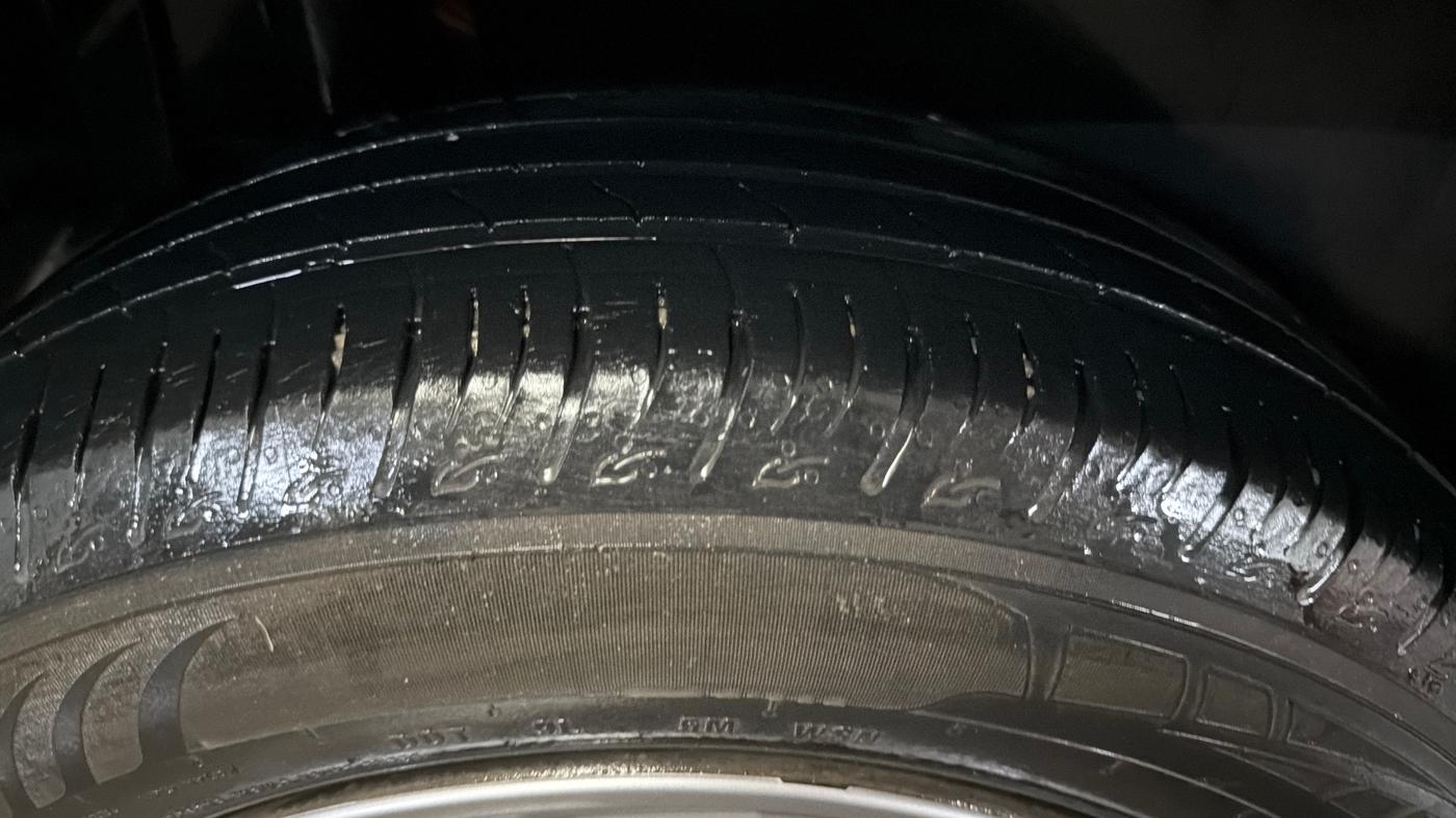 2022 Maruti BREZZA VXI AT SMART HYBRID, Petrol, Automatic, 46,162 km, Right Rear Tyre Tread
