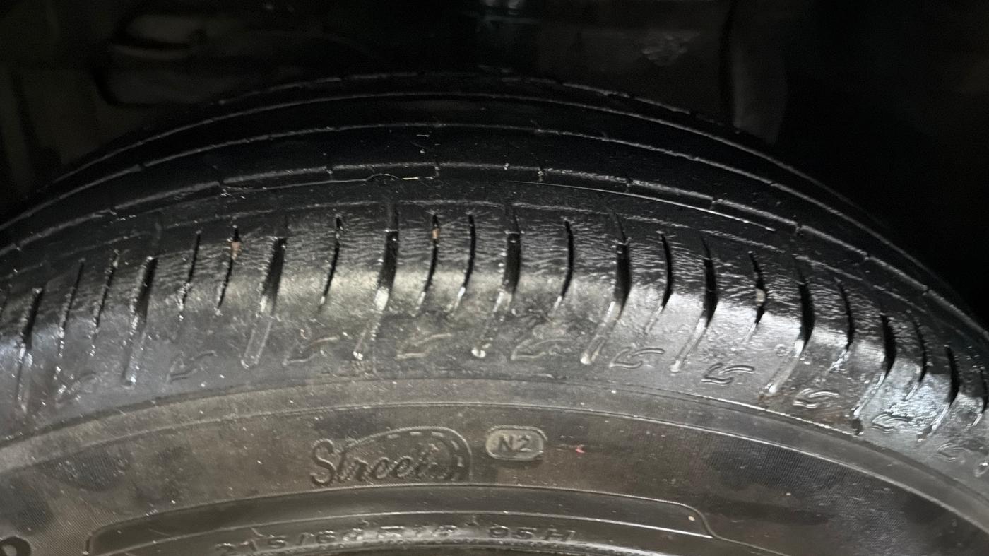 2022 Maruti BREZZA VXI AT SMART HYBRID, Petrol, Automatic, 46,162 km, Left Front Tyre Tread