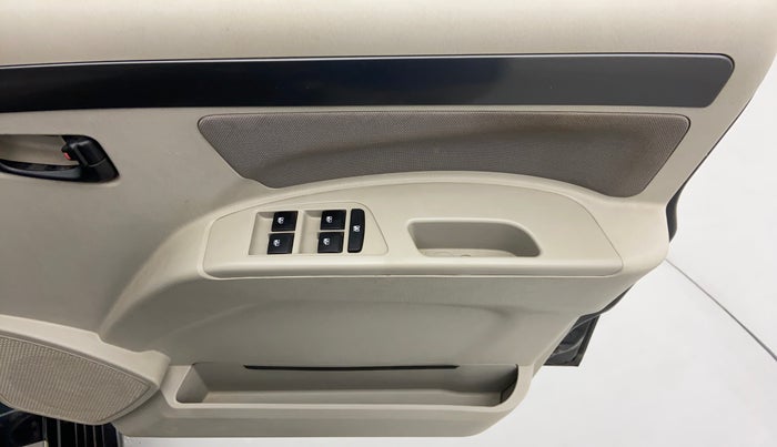 2017 Mahindra Scorpio S6 PLUS, Diesel, Manual, 53,326 km, Driver Side Door Panels Control