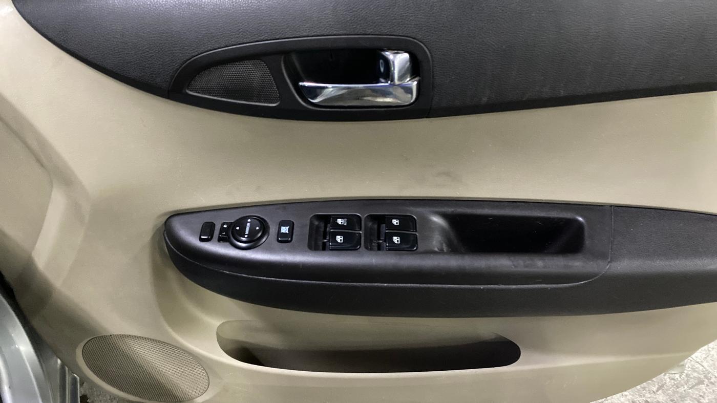 2013 Hyundai i20 SPORTZ 1.4 CRDI, Diesel, Manual, 89,974 km, Driver Side Door Panels Control