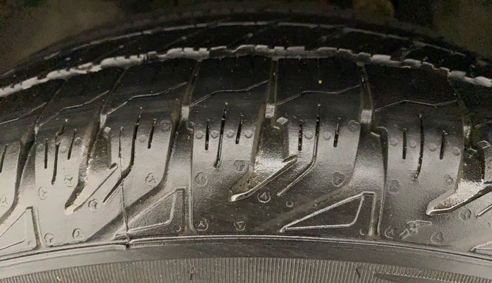 2016 Mahindra XUV500 W10 AT, Diesel, Automatic, 93,153 km, Left Front Tyre Tread