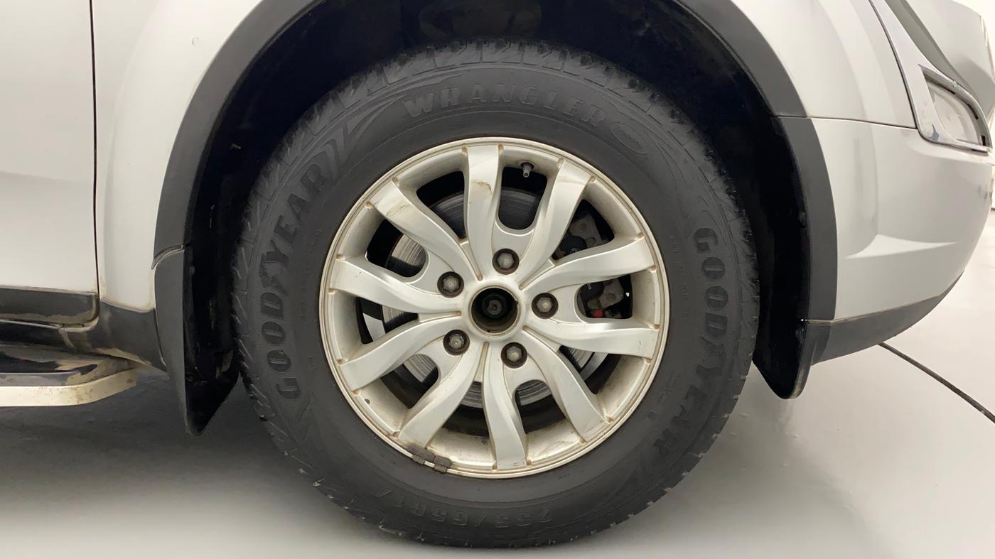 2016 Mahindra XUV500 W10 AT, Diesel, Automatic, 93,153 km, Right Front Wheel