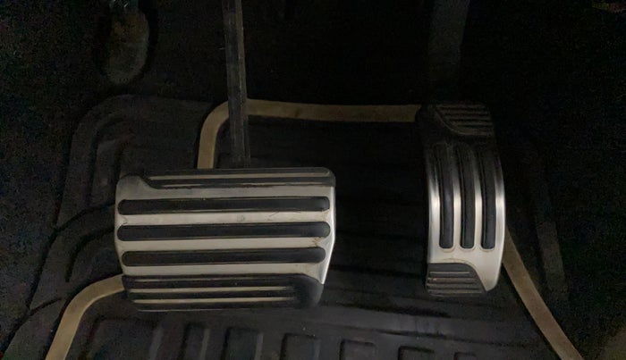 2016 Mahindra XUV500 W10 AT, Diesel, Automatic, 93,153 km, Pedals