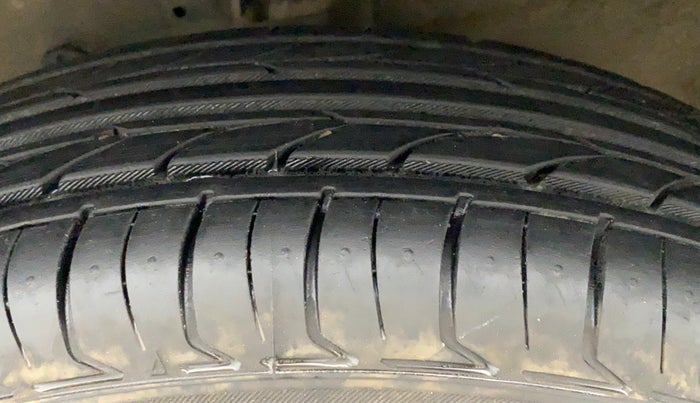 2015 Maruti Swift VXI, Petrol, Manual, 88,278 km, Left Front Tyre Tread