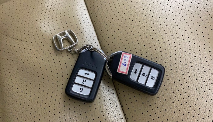 2016 Honda City 1.5L I-VTEC VX CVT, Petrol, Automatic, 1,29,335 km, Key Close Up