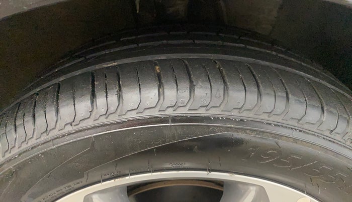 2019 Hyundai Verna 1.6 VTVT SX, CNG, Manual, 88,114 km, Right Front Tyre Tread