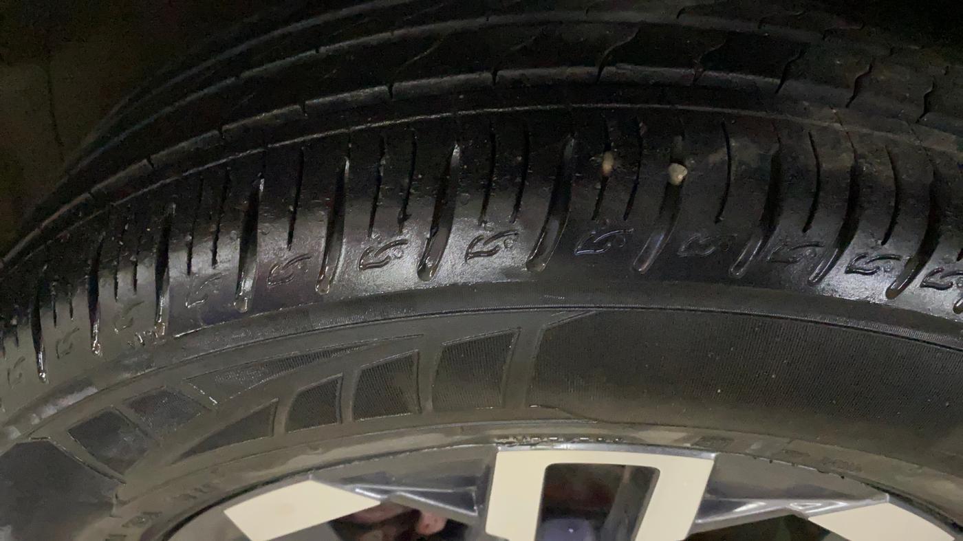 2023 Hyundai VENUE SX (O) 1.0 TURBO DCT, Petrol, Automatic, 15,243 km, Left Front Tyre Tread