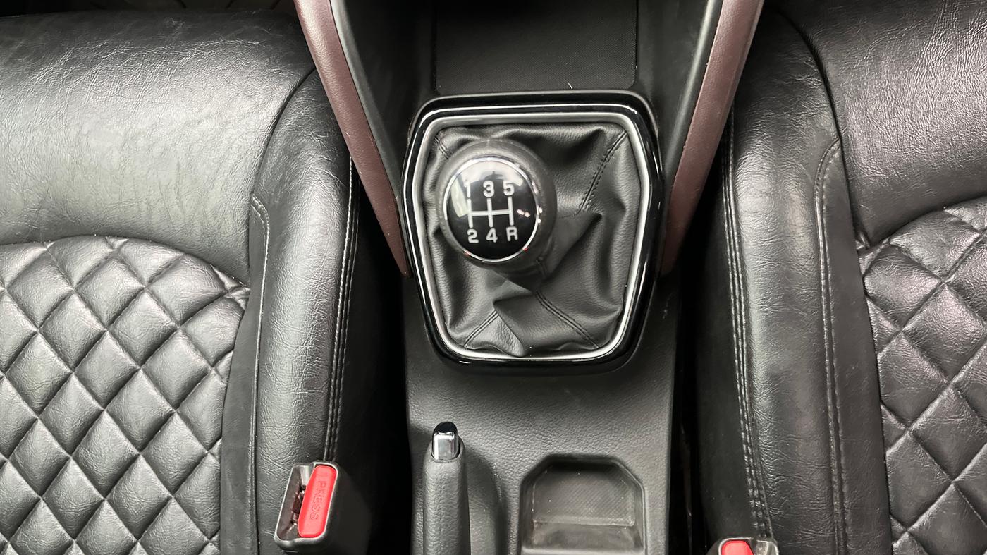 2023 Maruti Grand Vitara ZETA SMART HYBRID, Petrol, Manual, 38,096 km, Gear Lever