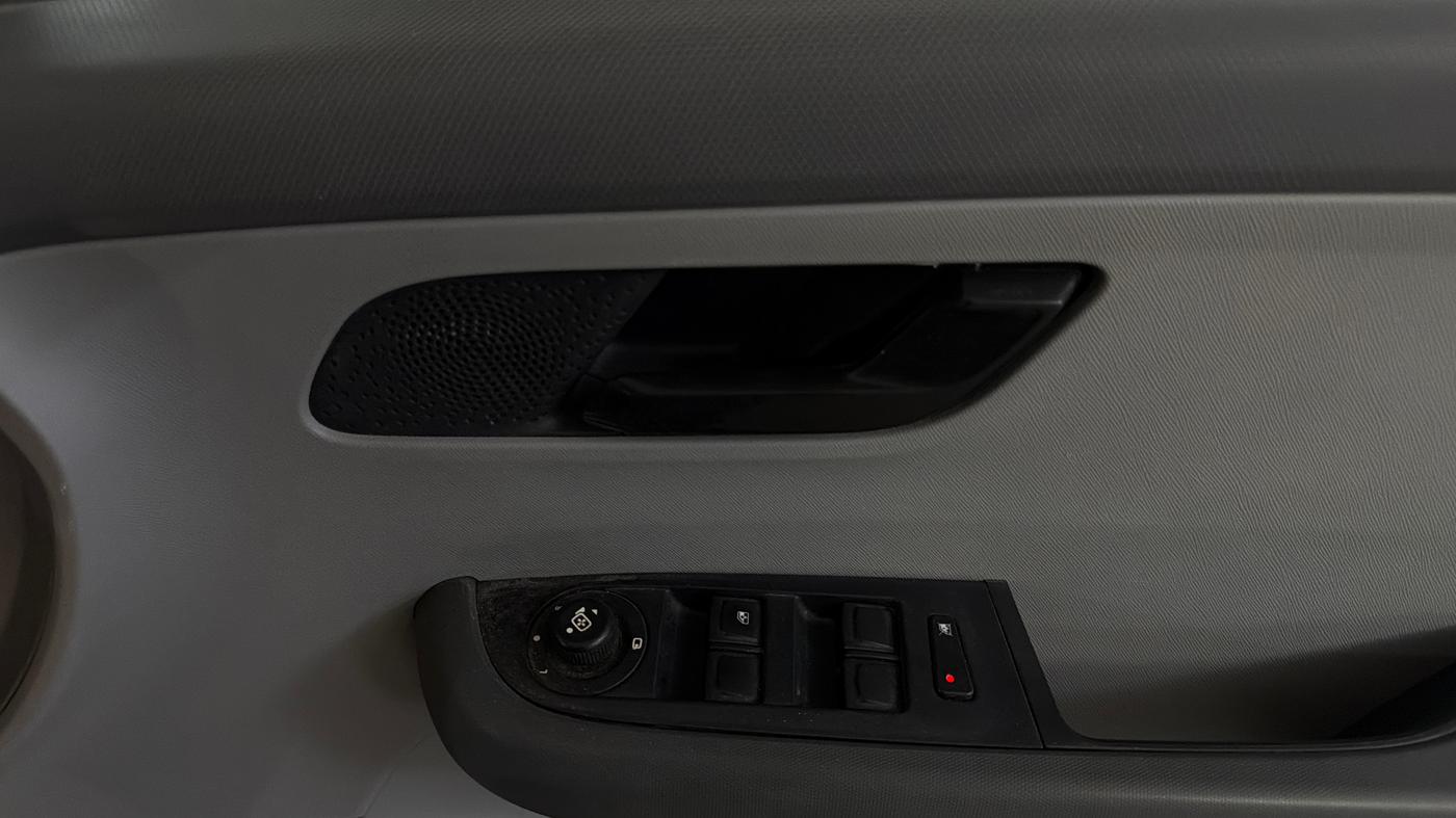 2020 Tata ALTROZ XM PETROL, Petrol, Manual, 52,569 km, Driver Side Door Panels Control