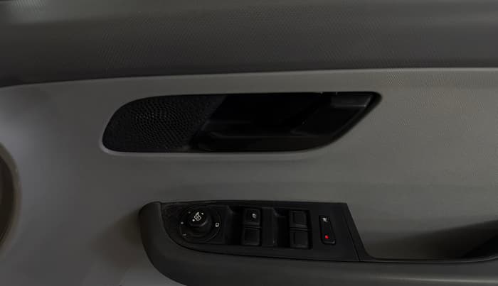 2020 Tata ALTROZ XM PETROL, Petrol, Manual, 52,604 km, Driver Side Door Panels Control