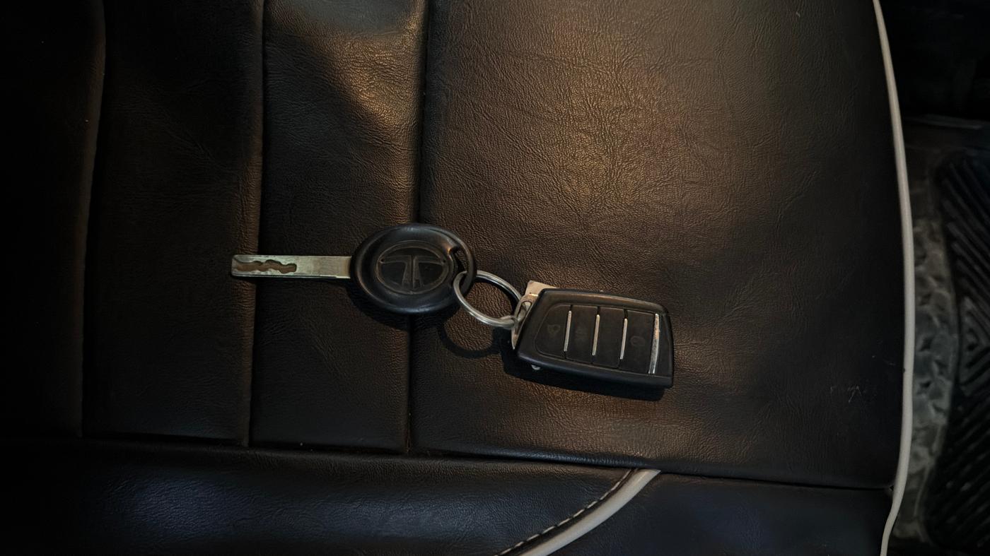 2020 Tata ALTROZ XM PETROL, Petrol, Manual, 52,569 km, Key Close Up