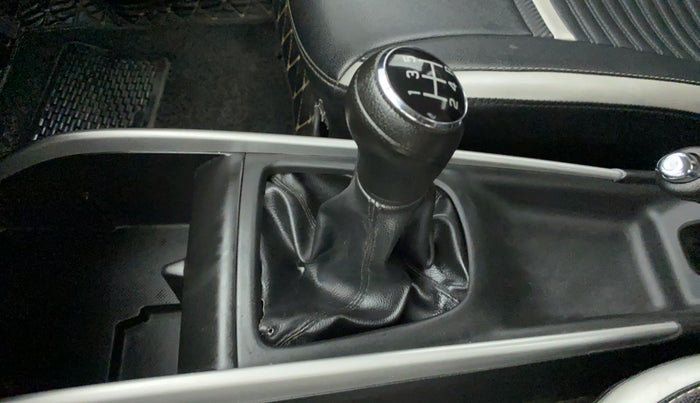 2018 Maruti Baleno DELTA PETROL 1.2, Petrol, Manual, 33,089 km, Gear lever - Boot cover slightly torn