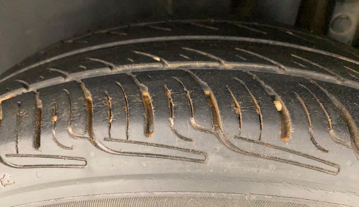 2015 Maruti Swift VXI, Petrol, Manual, 77,147 km, Left Rear Tyre Tread