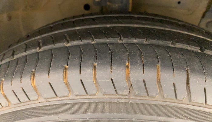 2015 Maruti Swift VXI, Petrol, Manual, 77,147 km, Right Front Tyre Tread