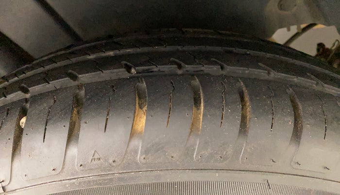 2015 Maruti Swift VXI, Petrol, Manual, 77,147 km, Right Rear Tyre Tread