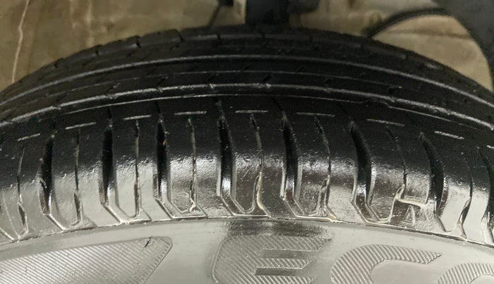2020 Maruti Swift LXI D, Petrol, Manual, 18,235 km, Right Front Tyre Tread