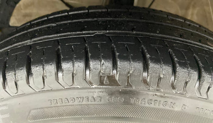 2020 Maruti Swift LXI D, Petrol, Manual, 18,235 km, Left Front Tyre Tread