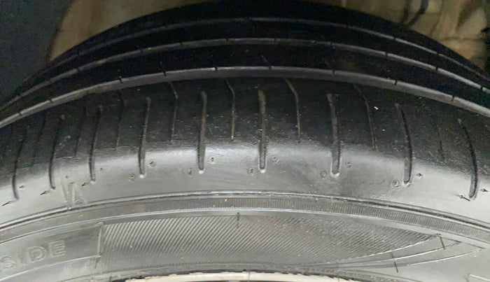 2019 Mahindra XUV300 1.2 W8 OPT, Petrol, Manual, 63,005 km, Right Front Tyre Tread