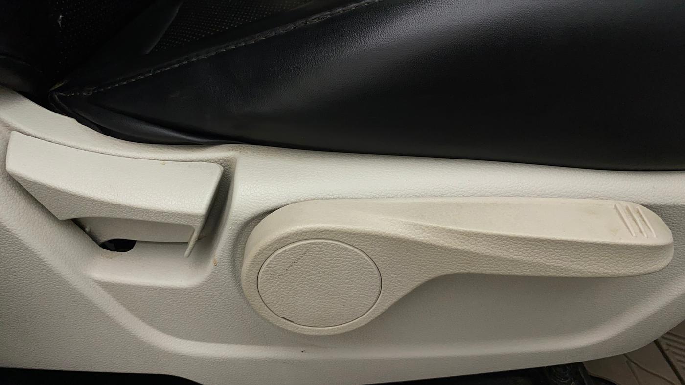 2019 Mahindra XUV300 1.2 W8 OPT, Petrol, Manual, 63,005 km, Driver Side Adjustment Panel