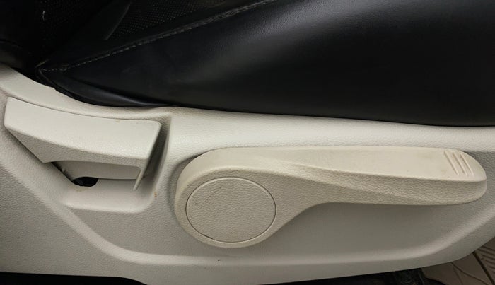 2019 Mahindra XUV300 1.2 W8 OPT, Petrol, Manual, 63,005 km, Driver Side Adjustment Panel
