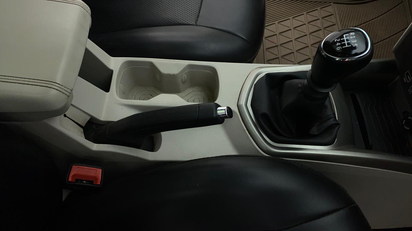 2019 Mahindra XUV300 1.2 W8 OPT, Petrol, Manual, 63,005 km, Gear Lever