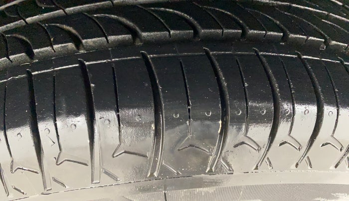 2013 Maruti Swift Dzire VDI, Diesel, Manual, 93,435 km, Left Front Tyre Tread