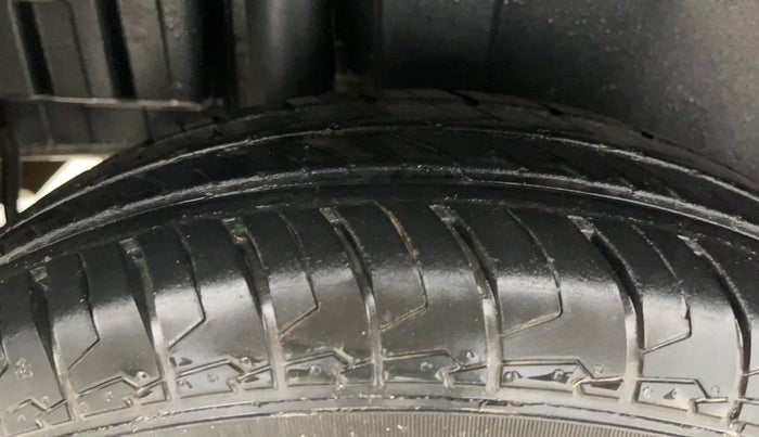 2016 Maruti Swift LXI (O), Petrol, Manual, 23,163 km, Right Rear Tyre Tread