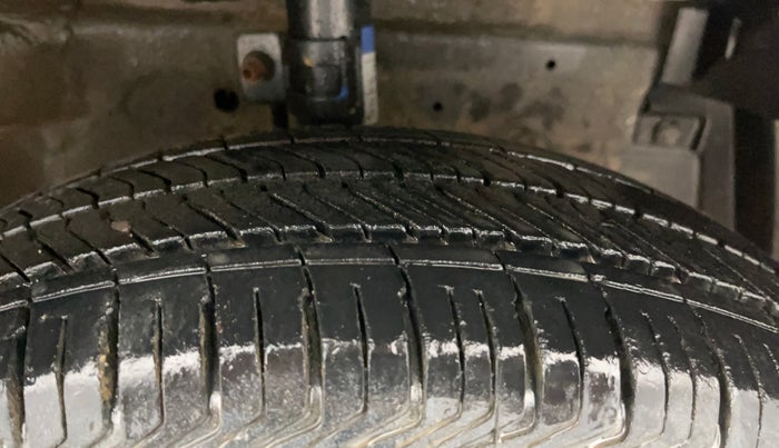 2016 Maruti Swift LXI (O), Petrol, Manual, 23,163 km, Right Front Tyre Tread