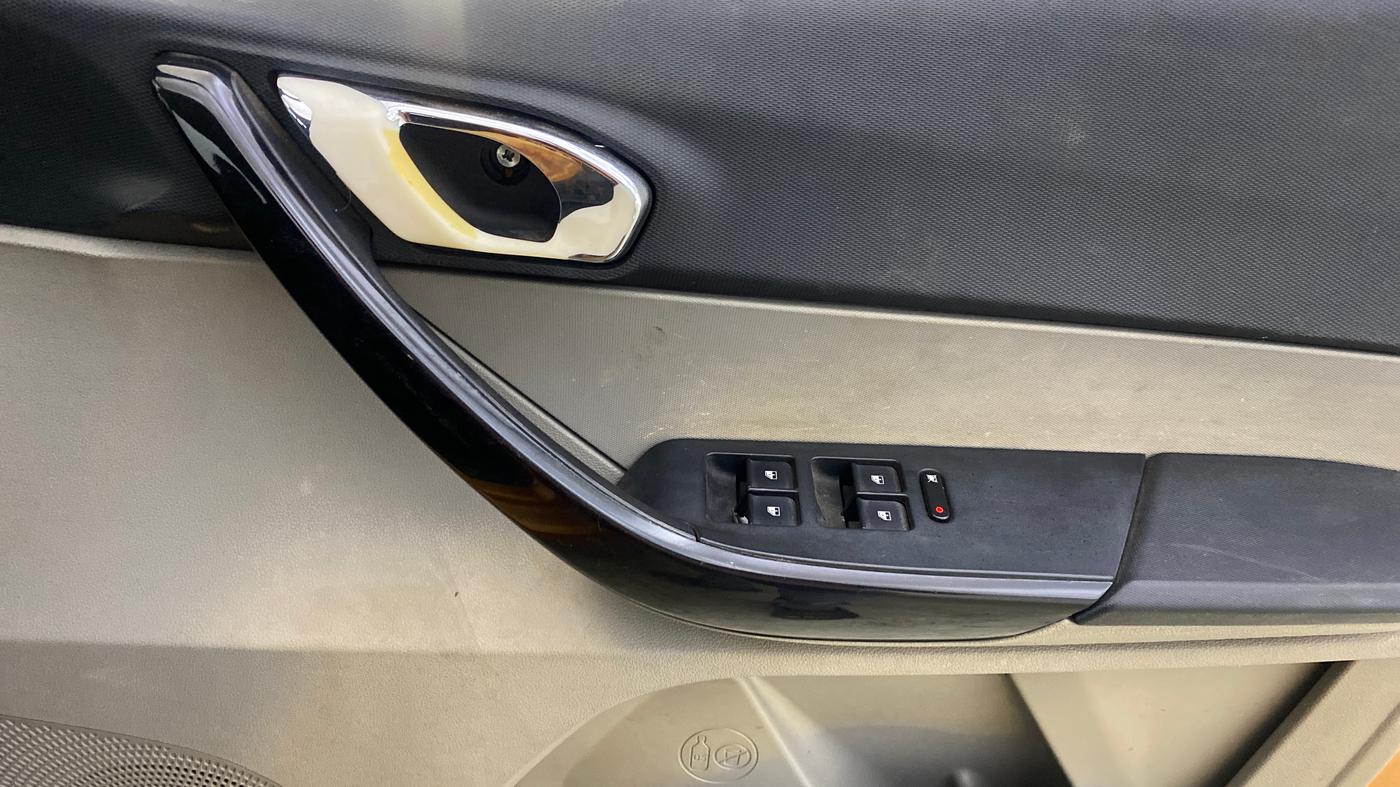 2016 Tata Tiago XZ PETROL, Petrol, Manual, 11,671 km, Driver Side Door Panels Control
