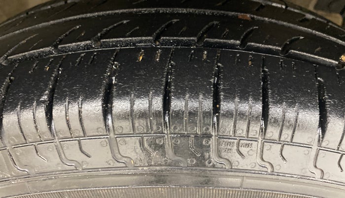 2016 Maruti Swift VXI, Petrol, Manual, 62,041 km, Right Front Tyre Tread