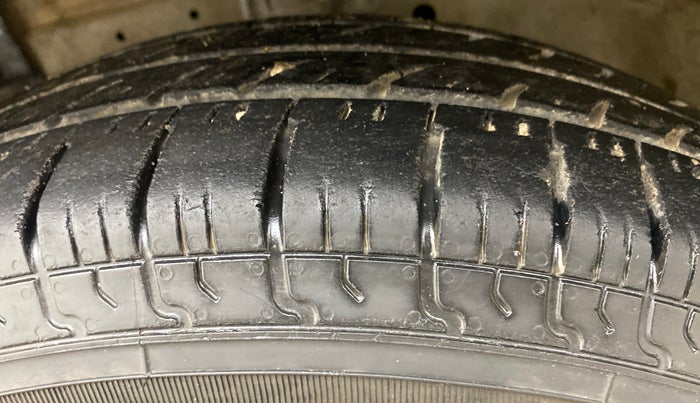 2016 Maruti Swift VXI, Petrol, Manual, 62,041 km, Left Front Tyre Tread