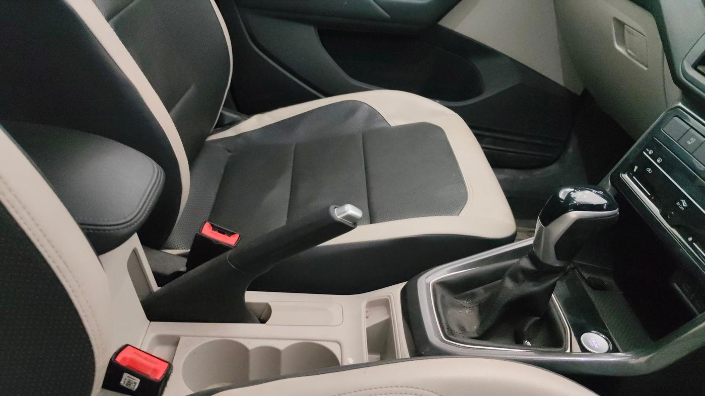 2022 Volkswagen TAIGUN TOPLINE 1.0 TSI AT, Petrol, Automatic, 28,405 km, Gear Lever