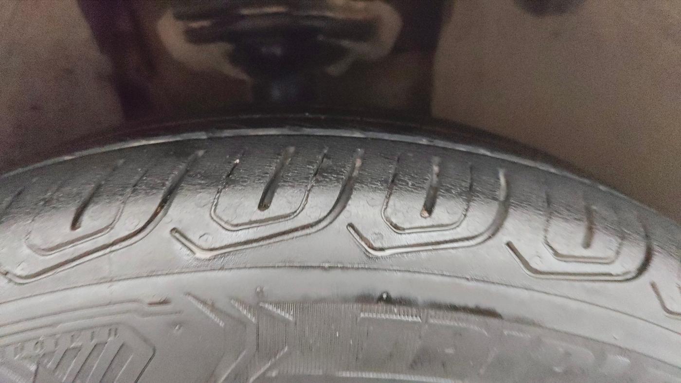 2022 Volkswagen TAIGUN TOPLINE 1.0 TSI AT, Petrol, Automatic, 28,405 km, Right Front Tyre Tread