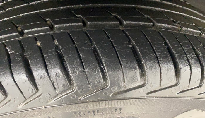 2016 Renault Kwid RXT 1.0 AMT, Petrol, Automatic, 41,888 km, Right Rear Tyre Tread