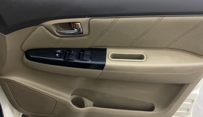 2013 Toyota Fortuner 3.0 4X2 AT, Diesel, Automatic, 1,25,493 km, Driver Side Door Panels Control