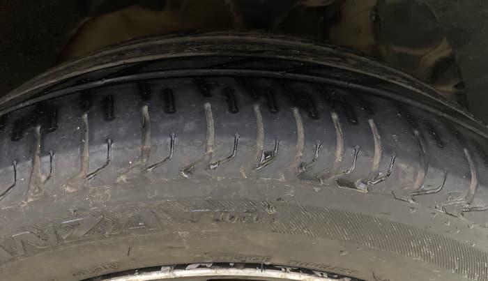 2019 Mahindra XUV300 W8(O) 1.5 DIESEL DUAL TONE, Diesel, Manual, 47,260 km, Right Front Tyre Tread