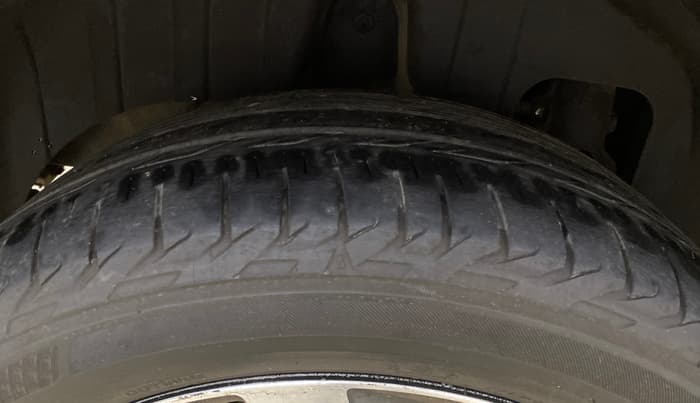 2019 Mahindra XUV300 W8(O) 1.5 DIESEL DUAL TONE, Diesel, Manual, 47,260 km, Right Rear Tyre Tread