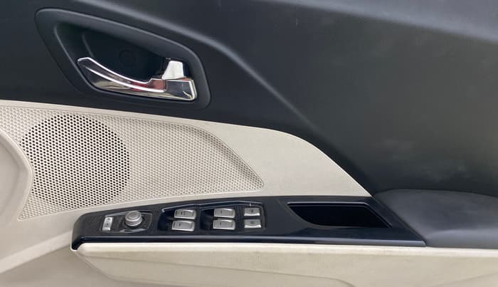 2019 Mahindra XUV300 W8(O) 1.5 DIESEL DUAL TONE, Diesel, Manual, 47,260 km, Driver Side Door Panels Control