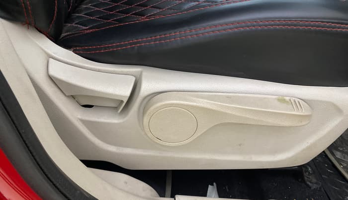 2019 Mahindra XUV300 W8(O) 1.5 DIESEL DUAL TONE, Diesel, Manual, 47,260 km, Driver Side Adjustment Panel