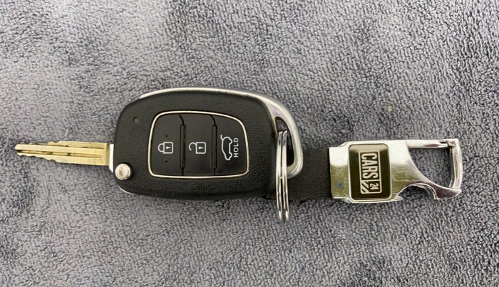 2020 Hyundai VENUE S 1.2, Petrol, Manual, 15,694 km, Key Close Up